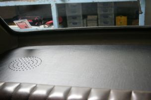 Parcel shelf with speaker holes.